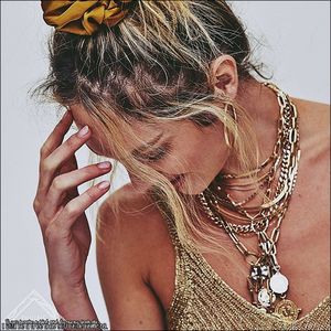 ☇.ᵗʰᵉ̣ṃ̣ẹ̣ṛ̣ṃ̣ạ̣ịḍ❀ƨɘilɟ.ϟ;. Plimbarea luă sfârșit. Își continuă drumul înapoi spre cabană.; Fulgii ușori și mici de omăt care se zvârcoleau prin aer erau absorbiți de asfaltul pavajului ud imediat ce atingeau solul. Zări un contur nemișcat. Zăpada din grădină reflecta suficientă lumină
