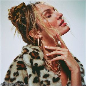 ☇.ᵗʰᵉ̣ṃ̣ẹ̣ṛ̣ṃ̣ạ̣ịḍ❀ƨɘilɟ.ϟ;. ca ea să întrezărească silueta omului de zăpadă ca și cum; acesta ar fi fost făcut din sticlă mată. Căldura din cursul zilei făcuse micile cristale de zăpadă să se unească în cristale mai mari, însă acum temperatura scăzuse din nou, vaporii de apă se
