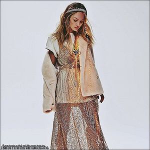 ☇.ᵗʰᵉ̣ṃ̣ẹ̣ṛ̣ṃ̣ạ̣ịḍ❀ƨɘilɟ.ϟ;. zăpadă. Și ochii. Instinctiv, Candice își ținu respirația și se; dădu doi pași înapoi. Ochii din pietricele luceau. Își reluă drumul. Încerca a desluși ceva prin geamurile încrustate în gheață. Pătrunde în casă. Atârnă în cuier haina, iar papucii îi abandonă lângă.
