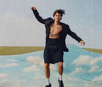 ꧁ᶥ̀ͅ་ ‘ℱ ’ ᶩᵋᵕʵˎᵈᵕ˙ ᵐ̣ᵃ̣ᶫ̣. ܝ܆༌;. întărâtat, se desprinde de pian și-și poartă membrele înalte cu; pași rigizi, dar lini, spre personajul prins într-o rochie încântătoare. Parisul se referea la făptura ei și marele oraș zumzăia cu toate vocile lui, ca o imensă orchestră, în jurul ei. Așadar, îi
