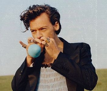 ꧁ᶥ̀ͅ་ ‘ℱ ’ ᶩᵋᵕʵˎᵈᵕ˙ ᵐ̣ᵃ̣ᶫ̣. ܝ܆༌;. veneau în minte petalele vanilate, cremoase, prin care forfoteau; furnici, și care îi brodau, o dată în timp, brațele albe, parcă pudrate cu zahăr vanilat. “Entuziastul bujorilor, desigur; à propos, în ce condiție se prezintă ierbarul? Sper că ați făcut uz de el.”
