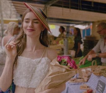 ▫□̣̇ͅ ̣̇ͅ 　̾ .;˛ Răspunsu-i culant îi plantează la rândul ei exultația, ce-și deschise pârtie; de la rădăcina frunții peste creștet, până la ceafă. Capul i se ridică, deci, pe trunchiul subțire, cu același zâmbet dinapoia. Îl privi cu înfrânări rare; avu impresia că vede un compas desenând
