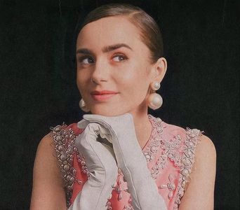 ▫□̣̇ͅ ̣̇ͅ 　̾ .;˛ noptiera mea.” Îi conchide descendent, topindu-și zâmbetul și făcând sul hârtia din; mâini. Apoi se aplecă peste umăr, în vederea proaspeților oaspeți. Îi salută la dublu; fetei îi înmână pledul de pe marginea divanului. „Ce te-a pornit la asemenea expediție nocturnă?”
