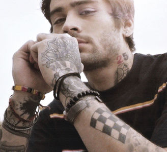 ─ dezaprobatoare din cap, ❛Las că o să îți demonstrez eu că ești rea, mai așteptăm!❜, îmi; mut bărbia către Liam, râzând, ❛M-ai făcut și de râs la fetele astea, că nu am luat nimic! Eu vă iau pe 8. Mă îndrept eu...❜, oftez, dar expresia mi se blochează, ❛Mă înșeli cu Demi?❜
