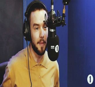 — „Trebuie să le arăt domnișoarelor ce înseamnă un domn adevărat... Ce pot să fac acum; dacă nu ești pregătit?” Mă adresez lui Zayn, râzând mai apoi. „Nu pot să îmi trădez dragostea... îmi pare rău! Ne vedem diseară noi.” Îi fac cu ochiul, ca apoi să pot să revin la Demi.
