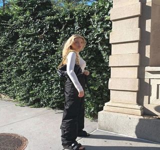 — Curând privirea-i urcă şi, în aria sa frontală, reuşeşte să zărească un număr plăcut de persoane; cărora, drept primă reacţie, le oferă un zâmbet politicos, chiar prietenos şi entuziasmat. Ochii care, în clipa imediat succesivă sfârşesc asupra brunetei, îi trădează atitudinea şi printr-o replică
