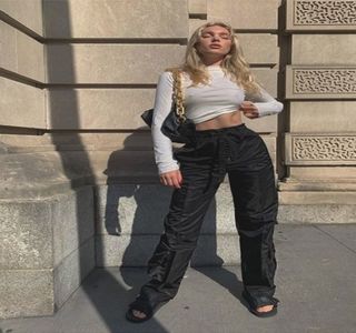 — în asentimentul jovialităţii ei. „Te cunosc de undeva?” Expresia facială îi rămâne intactă până; în clipa în care lateralul său este complet umbrit de o cu totul altă prezenţă, simţind nevoia de a-şi urca acei câţiva cm spre chipul individului. „Eroul zilei. Mulţumesc.” Şi, cu toate că îi
