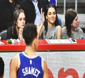 — „Abia aștept să îți văd reacția de pe chip când o să-ți dai seama că nu sunt ca toate; celelalte și chiar sunt foarte cuminte.” Îi fac acum cu ochiul acestuia, încă având același zâmbet pe buze. Ajung să o salut pe Elsa prin a îmi flutura degetele spre ea. „Bună, floricico!”
