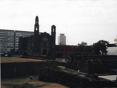 Ciudad de Mexico - Tlatelolco; Sit arheologic Aztec pe care se ridică o biserică franciscană din secolul XVI
