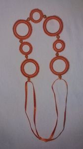 15 - Colier inele; Colier portocaliu, reglabil. Se poate realiza si in alte culori, pe comanda. 25 lei.
