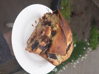 Cozonac impletit cu crema de cacao, stafide si ciocolata alba