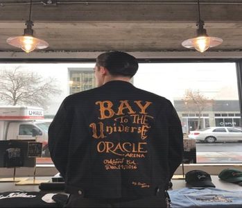 ̷͡︽.　· Îl oglindi pe tovarășul său, iar atenția lui nu necesita niciun fel de călăuză, de parcă; ar fi avut consimțământ propriu; știa deja în ce port învolburat voia să îndocheze. Intersecția fu efemeră, aproape inexistentă, însă tranșantă oarecum, un cutremur electrizant alunecându-i
