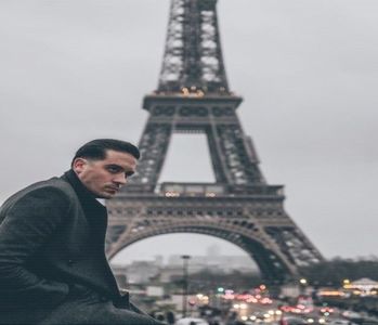 ̷͡︽.　· haotic prin vene. Mâna i se dezlipește de pe tejghea pentru a da curs ofertei lui; Aron, lipsindu-l de unul dintre sulurile albe, scurte și înguste, vârându-l apoi între buze. Se caută în buzunarul de la pantaloni, amintindu-și vag că dăduse mai devreme de o brichetă în căutarea lui
