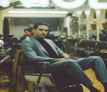 ̷͡︽.　· de bancnote. Privește furtiv barmanul care probabil îl auzise pe Aron și acum recupera; sticla ce conținea lichidul auriu. „Și, Aron..”, începe a rosti, după care când dă de brichetă apropie flacăra de sfârșitul țigării. „Mai că eram de părere că ne-ai abandonat. Pe unde-ai umblat?”
