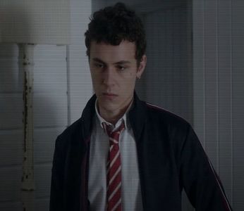 ☼.:｡☽; El rămase cu mâna întinsă, când vibrația telefonului îi restabili configurația.; Tresări. Citi textul; pe frunte apărură iar cutele. Tastă, încruntat și contrarietat: ‘Nu știu despre ce vorbești.’ Apoi lăsă telefonul trântit pe tejghea; apucă paharul cu degetele sale lungi,
