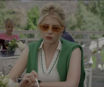 ⌮˒♥˓ Iṇ꒒ục̣y’s⋅⁽ẅöṛdṡ⁾... 　‰ː Lumina se făcuse mai difuză, iar lămpile cu abajur de sticlă; colorată de pe fiecare masă răspândeau un joc de umbre şi de lumini roşii şi aurii. Cercul vesel de lumină pe care lampa suspendată îl lăsa pe faţa albă de masă îi încălzi cărţile de joc din mână.
