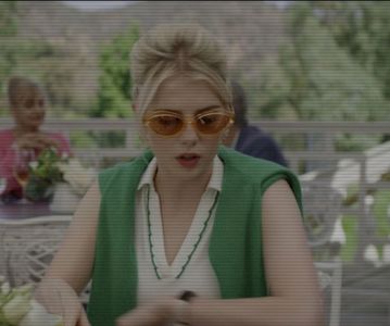 ⌮˒♥˓ Iṇ꒒ục̣y’s⋅⁽ẅöṛdṡ⁾... 　‰ː Le privea cu ochi verzui, reci; gura ei blândă, puternică; spuse pe un ton meditativ şi cu o intenţie deliberată:  ‘Şi pentru ce jucăm?’
