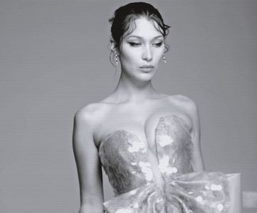 ¹ ∙ͅ●̤̈̇·̣̇　̾ ;˛ Degetele, subțiri și fine, cuprinseră cărțile de joc, iar ea le privi estimativ.; Chicoti la auzul interogației; când zâmbea ochii i se îngustau până se prefăceau în două fisuri, iar cutele care se iveau în jurul lor se răspândeau pe tot obrazul, ca razele dintr-o schiță stângace
