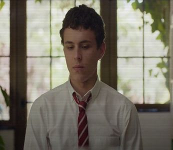 ☼.:｡☽; iar marginile circulare, de culoarea argintului, scoteau un răsunet de câte ori; își ducea băutura la gură. Se aplecă, iar în bătaia caldă a focului își aprinse țigara; și fuma așa, cu capul pe spate, mustrat și iritat. Însă le simulă pe acestea când reveni cu privirea la el.
