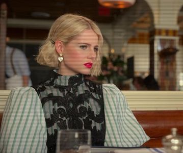 ⌮˒♥˓ Iṇ꒒ục̣y’s⋅⁽ẅöṛdṡ⁾... 　‰ː  O clipă fata rămase tăcută. Ochii ei mari şi gânditori se ridicau,; părând a privi departe, în viitor. Totuşi, urmărea înainte-i, cu luare-aminte, cele mai neînsemnate mişcări ale lui, a cărui siluetă întunecată licărirea lămpii o făcea să se desprindă din umbră.
