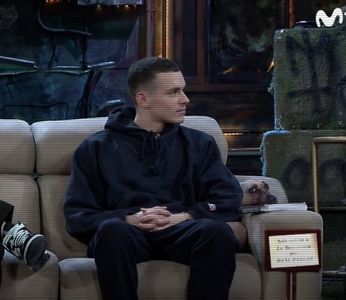 ☼.:｡☽; Policele vântura anapoda; fără un algoritm precis, el zbura pe tejgheua placată; cu lemn lăcuit. Și în jur se legănau doar frânturi de aer cald, emise de becul iluminat; și fumuri groase de tutun tropical, care se împrăștiau în întunecimea nopții. Luna se înfiripa cu razele ei ca 
