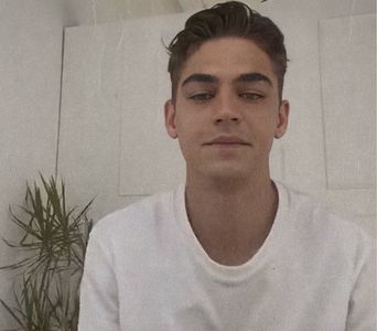 থৣĦғᴛ؟ℬᵉ̶̶ᵃ̶̶ᵘ̶̶ℛᵉ̶ᵍ̶ᵃ̶ʳ̶ᵈ͠ ༈٫ El era în pragul camerei; împletea în sul un hebdomadar vechi, pe; care îl vârî apoi în buzunarul pardesiului. Pisica coborî și își frecă blana moale de picioarele lui. „Desigur că te iau cu mine.” Din povârnișul scărilor, terasa punții i se părea plină de volbură.
