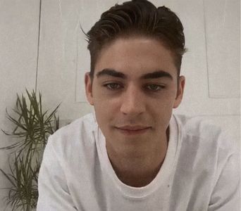 থৣĦғᴛ؟ℬᵉ̶̶ᵃ̶̶ᵘ̶̶ℛᵉ̶ᵍ̶ᵃ̶ʳ̶ᵈ͠ ༈٫ Pisica i se răsucise pe după gât, ca un guler de blană gri. „Bună; seara, fetelor. Puteți avea voi grijă de Ifrit pentru un răstimp?” Se interesă neîntinat și își înghesui zâmbetul, în timp ce potrivi felina pe masă. Privirea, ascunsă sub sprâncenele groase, îi
