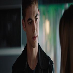 Selena fa din partea asta ca nu e asa învinețita.; ( face semn spre  Harold mor )
