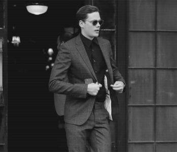 ⭒　　 ̠̕✺ ̭̄ ; Luna se ridicase în singurătatea cerului şi iradia, pe ici-colo, spectre ne-; buloase de lumină alburie, palidă; reflexele lor se exemplifică asupra finişajelor cu motive sculptate şi lustruite, dar totodată şi pe metalele ornante ce îi înverigă degetele. Se afla într-o
