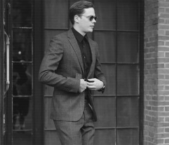 ⭒　　 ̠̕✺ ̭̄ ; a inspecta împrejurul; iscodi un obraz fraged şi albicios, care fu împurpurat de; emoţie, de nelinişte; oare să fie ea cea care şi-a rătăcit bijuteria ? O ţinu minte de zilele trecute, dar pe ceilalţi nu îi cunoscu. ‘Poate aparţine uneia dintre voi ?’ Întinse demonstrativ mâna.
