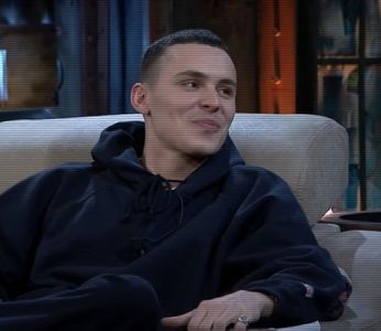 ☼.:｡☽; Își aprinse iar o țigară de la focul celei pe sfârșite. Amurgul fâlfâia într-un; albastru-închis; stelele purpurii sălășluiau pe bolta serafică. Buza îi tremură când deschise gura; îi auzi argumentația și râse. Dădea din cap, când își duse paharul la gură, și vorbi
