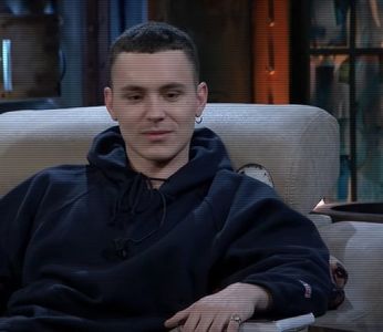 ☼.:｡☽; întâlnesc.’ Apoi lăsă paharul jos, și mută pachetul pe tejghea, în văzul tuturor. ‘Te poți; servi oricând dorești.’ Se uită la el, și-i sesiză îndemnul; pe placa rece din lemn zăcea telefonul, însingurat și bătând a lumini albastre. Citi de îndată; iar pe fața sa însuflețită se poticni
