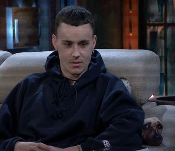 ☼.:｡☽; un substrat de amărăciune; înghiți în sec și-i replică simplu: ‘Ok.’ Și înainte; de a șlefui un răspuns, se mai uită înapoi; și constată că la masă se potrivi o masivitate întrupată într-un obraz de om. Îl privi pe acesta cu răceală și spuse: ‘Nimic.’
