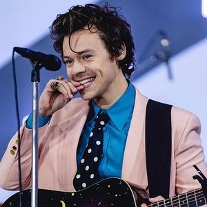 (fac show mor) Zayn ia vino și tu că te-am auzit cântând la duș.