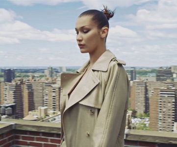 ¹ ∙ͅ●̤̈̇·̣̇　̾ ;˛ Pândi cu ochi molatec întâmplările, cât și privirea rătăcitoare-a fetei cu păr; bălai pe care o însoți spre-ntinderea asupra căreia zăbovi. Nu-i fu străină; căci nu demult chiar ea privi într-acolo. Prezumția ei nu putea fi mai eronată de atât, dar ea nu bănuia; și avu atunci
