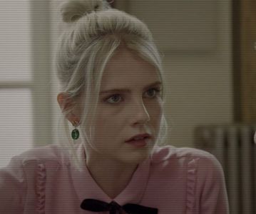 ⌮˒♥˓ Iṇ꒒ục̣y’s⋅⁽ẅöṛdṡ⁾... 　‰ː  Adăugase o inimă roşie peste teanc, apoi îşi puse coatele pe masă,; fixând-o cu privirea pe cea din faţa sa. O privea rece, cu ochii mari, fără ca vreo cută a măştii ei imperiale să trădeze vreo emoţie. ‘Mutarea ta acum.’ Privirea celeilalte jucătoare, a celei de
