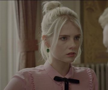 ⌮˒♥˓ Iṇ꒒ục̣y’s⋅⁽ẅöṛdṡ⁾... 　‰ː lângă, este în acelaşi timp neutră şi chiar sfredelitoare. Ridică o; sprânceană. Ochii îi poposiră în cele din urmă asupra felinei, culcată pe masă, ţinându-şi lăbuţele ca un manşon, şi într-atât de cufundată în fericirea ei de pisică, încât nici nu se clinti.
