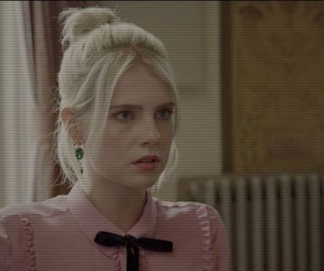 ⌮˒♥˓ Iṇ꒒ục̣y’s⋅⁽ẅöṛdṡ⁾... 　‰ː Încuviinţează din cap spre băiat, pe jumătate atentă la telefon. Se; gândi la acel obiect mut şi acuzator şi întreaga fiinţă i se încordă de indignare, dar noua voce reuşi să îi risipească tulburarea. Ea îl privi surprinsă, oarecum speriată de acest glas ţâşnit pe
