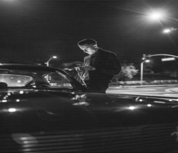 ̷͡︽.　· umplându-și plămânii cu fumul plumburos. Îl privește puțin încruntat; îi ascundea; ceva, însă nu reușea să își dea seama ce, dar nu insistă. „Hei apropo, știi care a fost faza?”, nici Gerald nu era genul care sa își insire viața aleatoriu, însă chiar și puținul alcool îl
