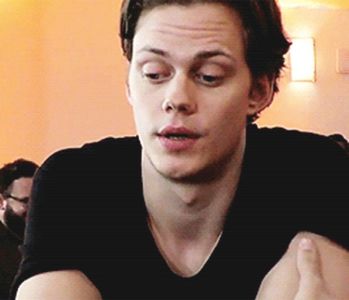 ⭒　　 ̠̕✺ ̭̄ ; Remarcă cum, pe sub nedesluşirea deasă, umbrită şi încovoiată a genelor, pieziş,; fu filat de către o pereche de ochi mari, ca de felină, care răsfiră scântei indiscrete; nu izbuti a le vedea culoarea; fu o îngemănare subtilă între aluniu şi albăstrui nespusă. O fixă, la
