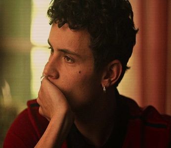 ☼.:｡☽; El reclamă paharul din urmă adresat; îl asemui între degetele sale și-l duse; la gură. Râse pe comentariul cel dintâi; dar era un râs ce se îngreună treptat. Și pe sub mustățile lui, tăinuite de cristalul opalin, stătea, încovoiat și nervos, un surâs bulversat. Își uni
