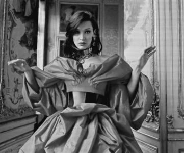 ¹ ∙ͅ●̤̈̇·̣̇　̾ ;˛ Stăpânea un zâmbet trufaș, dar ascuns. Se roti apoi spre chipul cărunt.; „Ni te alături?” Tonul îi fu de data aceasta deschis, căci i se adresa unei amice; iar de la tânărul care tocmai ce plecase se lipsi de plezanterii.
