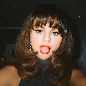 ( MOR DE RAS CA MI IMAGINEZ & ajunge insf la el MOR &; începe sa îl suga și își folosește o mana ca de cealaltă se sprijină)

