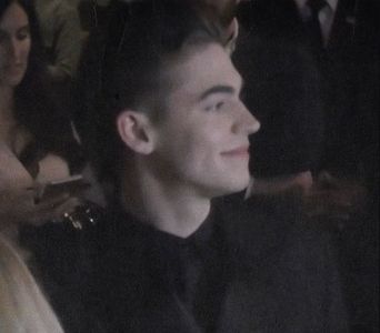 থৣĦғᴛ؟ℬᵉ̶̶ᵃ̶̶ᵘ̶̶ℛᵉ̶ᵍ̶ᵃ̶ʳ̶ᵈ͠ ༈٫ brațele, începând să înoate în cadența pescărușilor vârfurilor.; Mișcări lungi și line. Pe mușchii tari, apa se fărâmița în boabe limpezi, iar fără a-și da seama, se strângea către străfunduri, și rămânea acolo câteva clipe, înainte de a reveni iar la suprafață...
