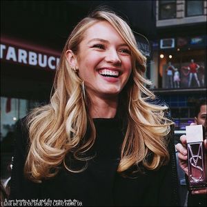 ☇.ᵗʰᵉ̣ṃ̣ẹ̣ṛ̣ṃ̣ạ̣ịḍ❀ƨɘilɟ.ϟ;. Apoi îl văzu pe el. Pielea lui strălucea, iar firele de apă ce-i; conturau fibrele musculare, îi contrastă figura printre celelalte neînsemnate. Involuntar, își umezește buza inferioară cu limba. Jocul glezelor se inteți.
