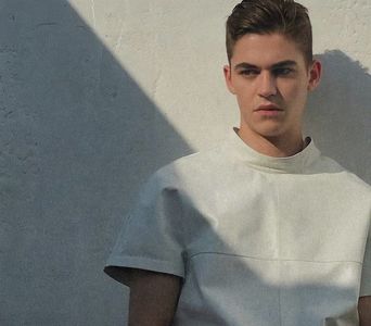 থৣĦғᴛ؟ℬᵉ̶̶ᵃ̶̶ᵘ̶̶ℛᵉ̶ᵍ̶ᵃ̶ʳ̶ᵈ͠ ༈٫ Când reapăru, el își lăsă capul pe spate cu o expresie uitită,; primind vârtejurile ude în plin obraz. Genele frizate culegeau picurii mărunți, strălucind în lumina felinarelor ca niște scântei de diamante. Apoi, în întuneric, zări o siluetă albă, plutindă într-un
