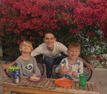 থৣĦғᴛ؟ℬᵉ̶̶ᵃ̶̶ᵘ̶̶ℛᵉ̶ᵍ̶ᵃ̶ʳ̶ᵈ͠ ༈٫ evantai de culoare. În acea flacăra mică, albastră, trăsăturile i se; îngroșară. Părea un crochiu ce îl diseca critic. Își întinse atunci gâtul, încercând să identifice femeia aceea lungă și difuză. Și se apropie cu brațe scurte, încete, de marginea piscinei.
