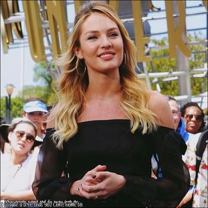 ☇.ᵗʰᵉ̣ṃ̣ẹ̣ṛ̣ṃ̣ạ̣ịḍ❀ƨɘilɟ.ϟ;. Briza subțire de vânt îi mătură atât obrajii, cât și umerii goi.; Toți erau prinși într-un scurtmetraj, însă se mișcau cu încetinitorul, focarul fiind concentrat asupra lui. Îl pândea printre genele lungi.
