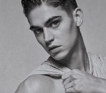 থৣĦғᴛ؟ℬᵉ̶̶ᵃ̶̶ᵘ̶̶ℛᵉ̶ᵍ̶ᵃ̶ʳ̶ᵈ͠ ༈٫ La decriptare, mintea i se limpezi degrabă; ca un buchet de focuri; de artificii izbucnite pe un cer smolit, dădură năvală amănuntele nopții dinapoia, iar colțurile i se pierdură sub șuvițele de păr retezate scurt. Îi ocoli statura și se ridică alături, în
