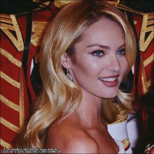 ☇.ᵗʰᵉ̣ṃ̣ẹ̣ṛ̣ṃ̣ạ̣ịḍ❀ƨɘilɟ.ϟ;. Apa crease o abundență de bucle în părul lui de culoarea casta-; -nei. Se ridică odată cu el și îi studie întreaga siluetă. Picurii de apă se furișează de-a lungul părții inferioare a trunchiului lui, înainte de a fi sleiți de prosop. Își odihni privirea un moment 
